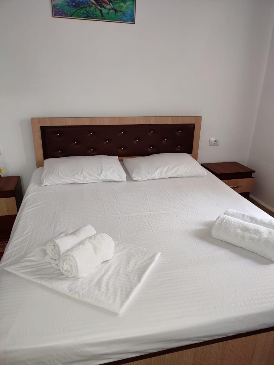 Guest House Eloid Berat Buitenkant foto