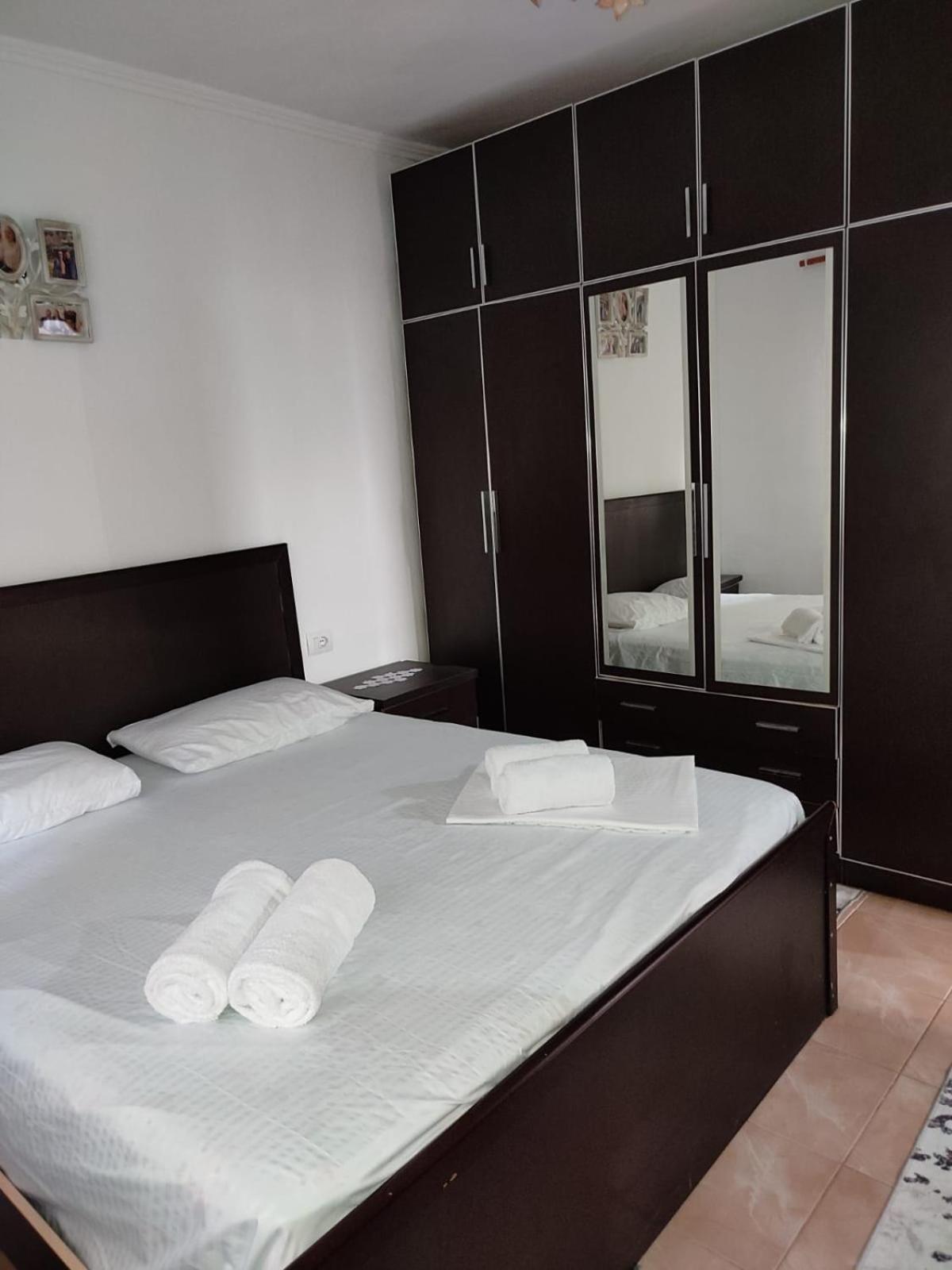 Guest House Eloid Berat Buitenkant foto